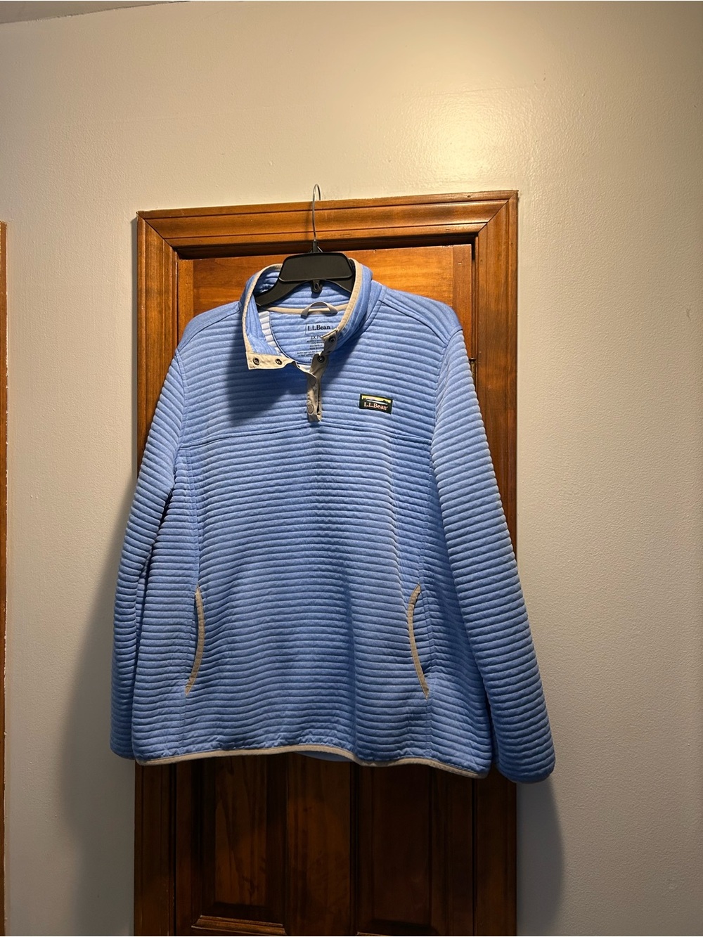 LL Bean Air light Knit Snap button Placket   Pullover with Kangaroo Pockets